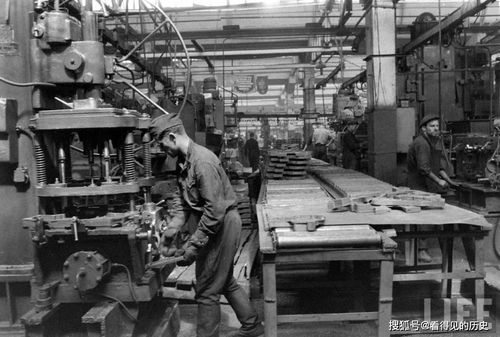 老照片 1960年白俄罗斯拖拉机厂 辛勤工作的工人